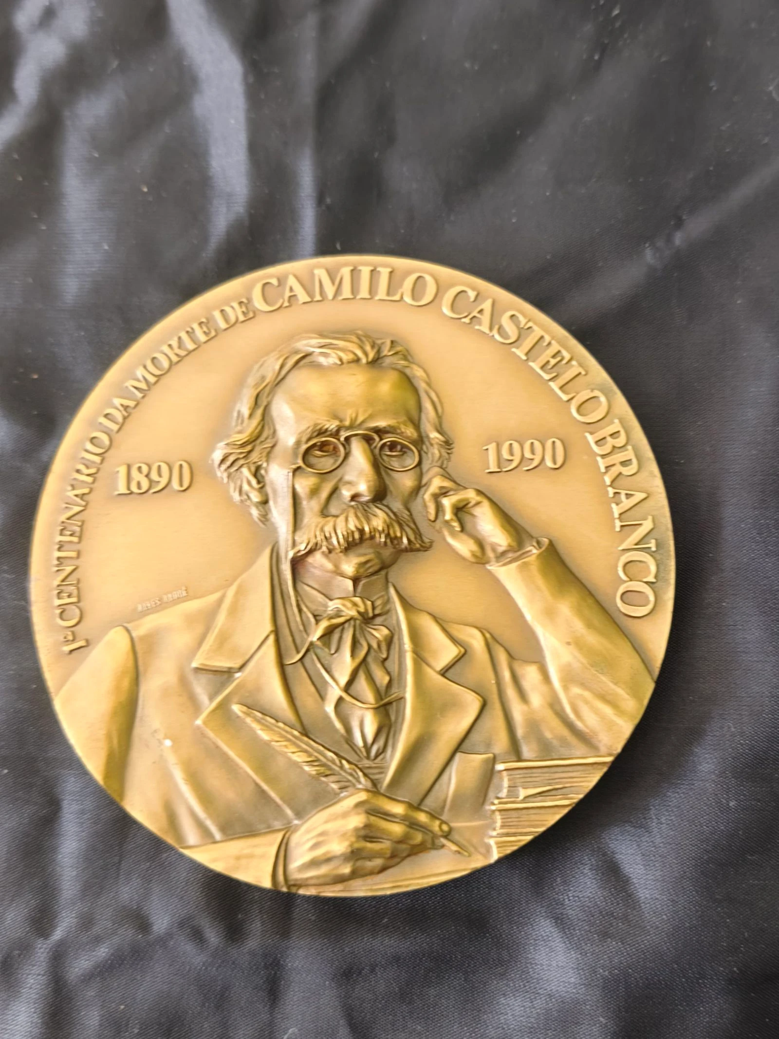 Medalha comemorativa do centenário da morte de Camilo Castelo Branco.